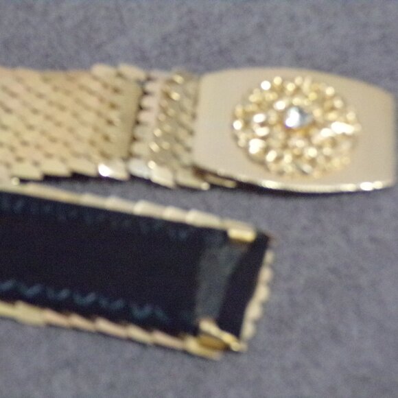 Vintage Gold Expandable Stretchy Metal Scale Belt w/Faux Diamond Flower - Picture 3 of 3